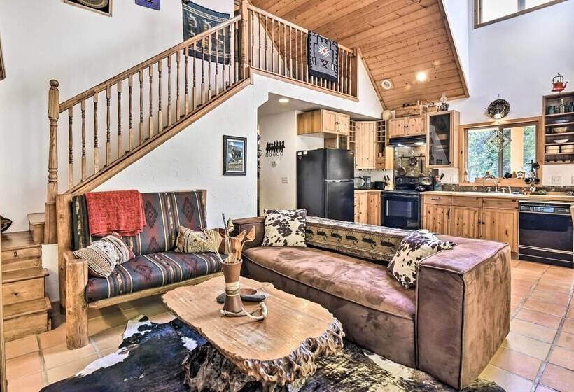 Cozy Rhododendron Cabin: Hike & Ski Nearby!