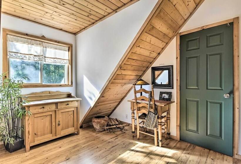 Cozy Rhododendron Cabin: Hike & Ski Nearby!