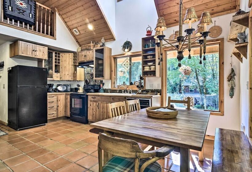 Cozy Rhododendron Cabin: Hike & Ski Nearby!