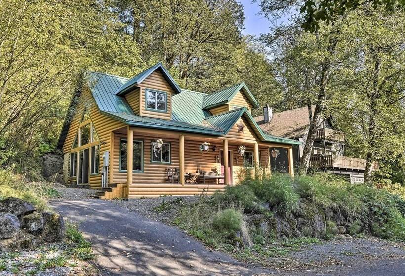 Cozy Rhododendron Cabin: Hike & Ski Nearby!