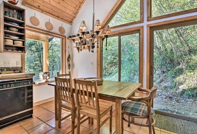 Cozy Rhododendron Cabin: Hike & Ski Nearby!
