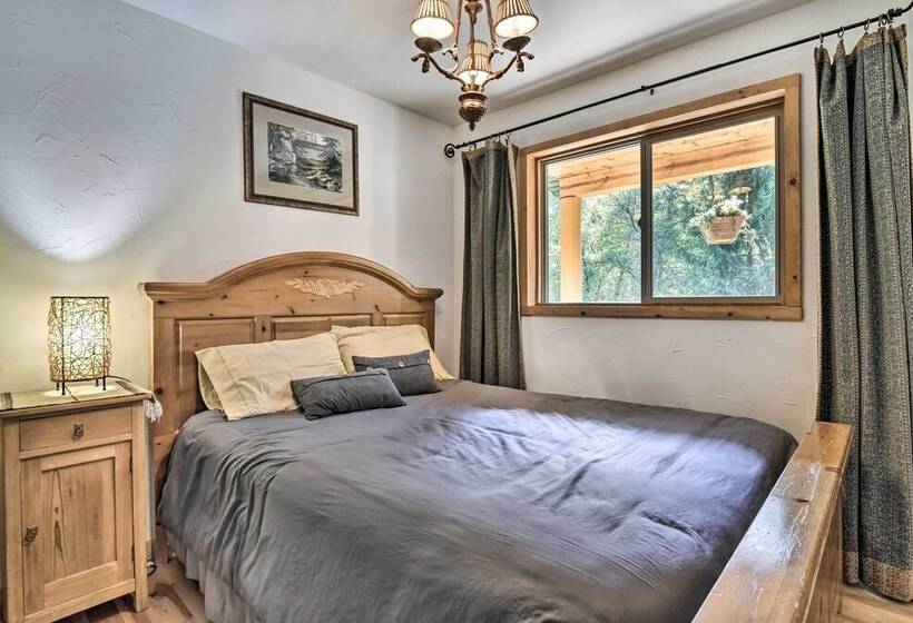 Cozy Rhododendron Cabin: Hike & Ski Nearby!