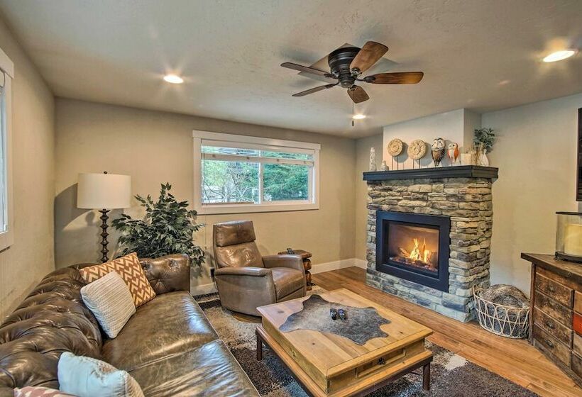 Cozy Ronald House W/ Backyard & Fire Pit!