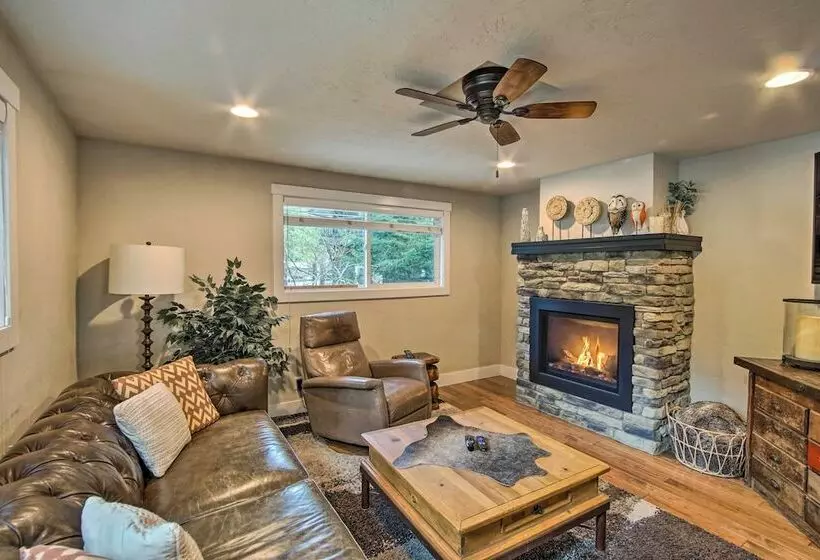 Cozy Ronald House W/ Backyard & Fire Pit!
