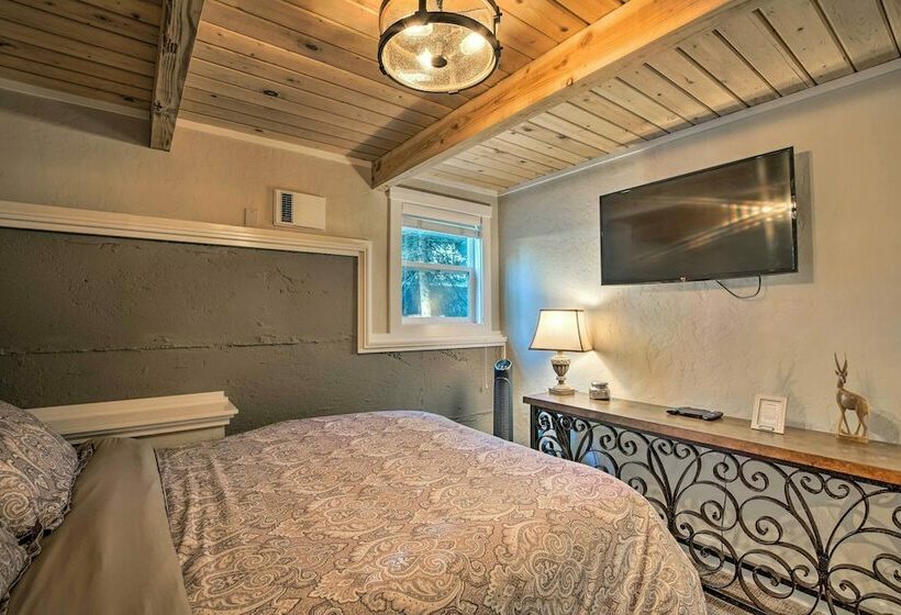 Cozy Ronald House W/ Backyard & Fire Pit!