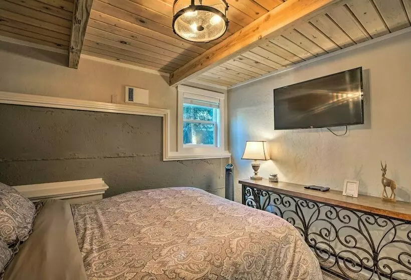 Cozy Ronald House W/ Backyard & Fire Pit!