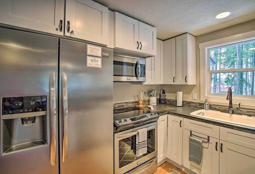 Cozy Ronald House W/ Backyard & Fire Pit!