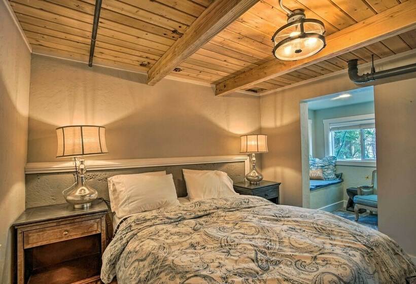 Cozy Ronald House W/ Backyard & Fire Pit!