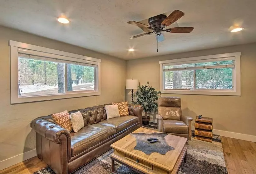 Cozy Ronald House W/ Backyard & Fire Pit!