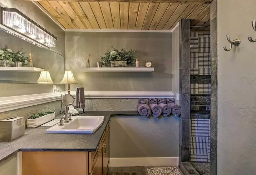 Cozy Ronald House W/ Backyard & Fire Pit!