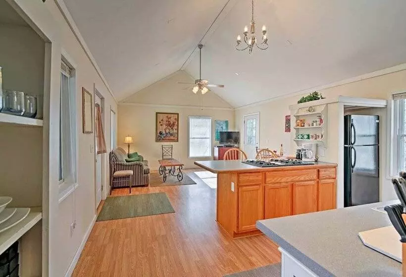 Cozy The Woodshop Cabin W/ Deck & Forest Views!