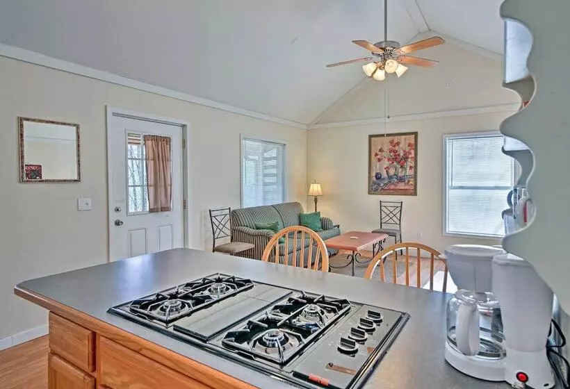 Cozy The Woodshop Cabin W/ Deck & Forest Views!