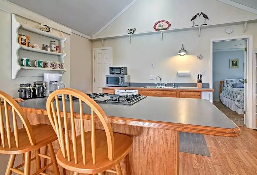 Cozy The Woodshop Cabin W/ Deck & Forest Views!