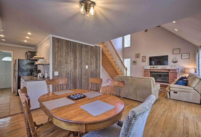 Cozy Tobyhanna Retreat W/ Hot Tub & Game Room!