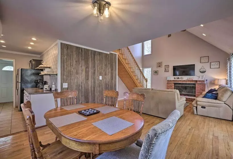 Cozy Tobyhanna Retreat W/ Hot Tub & Game Room!
