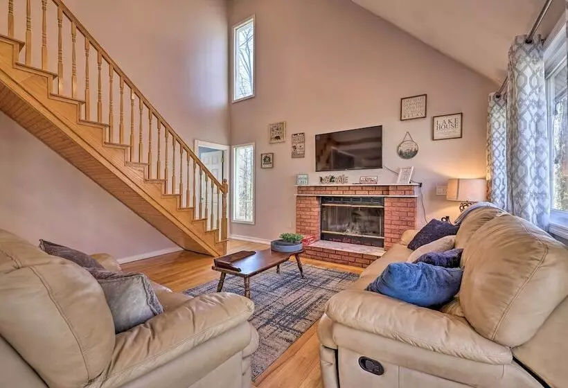 Cozy Tobyhanna Retreat W/ Hot Tub & Game Room!