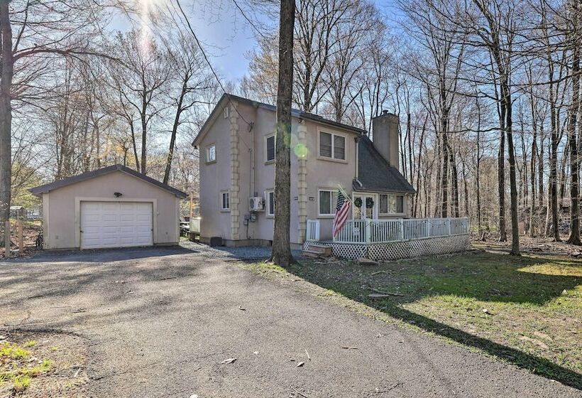 Cozy Tobyhanna Retreat W/ Hot Tub & Game Room!