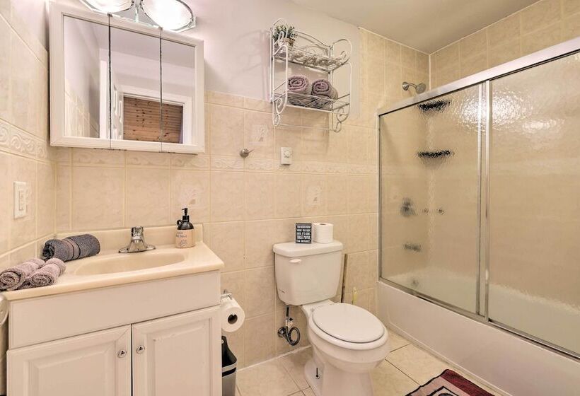 Cozy Tobyhanna Retreat W/ Hot Tub & Game Room!