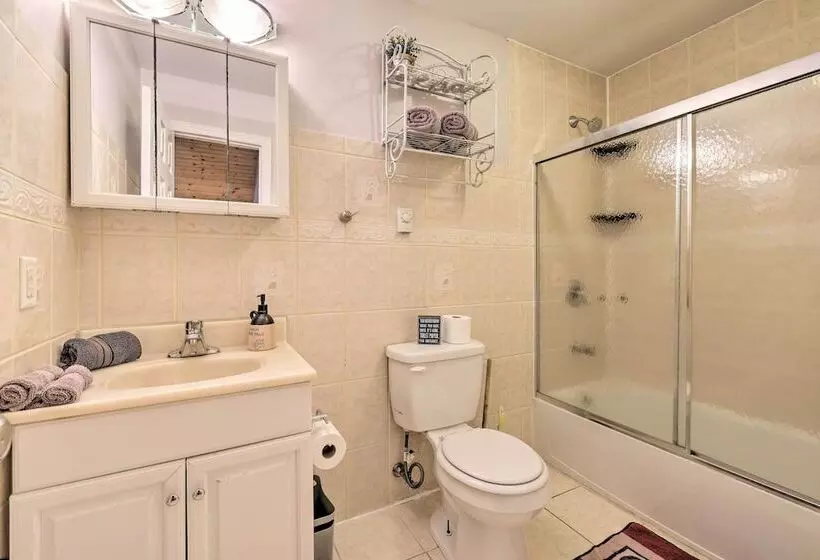 Cozy Tobyhanna Retreat W/ Hot Tub & Game Room!