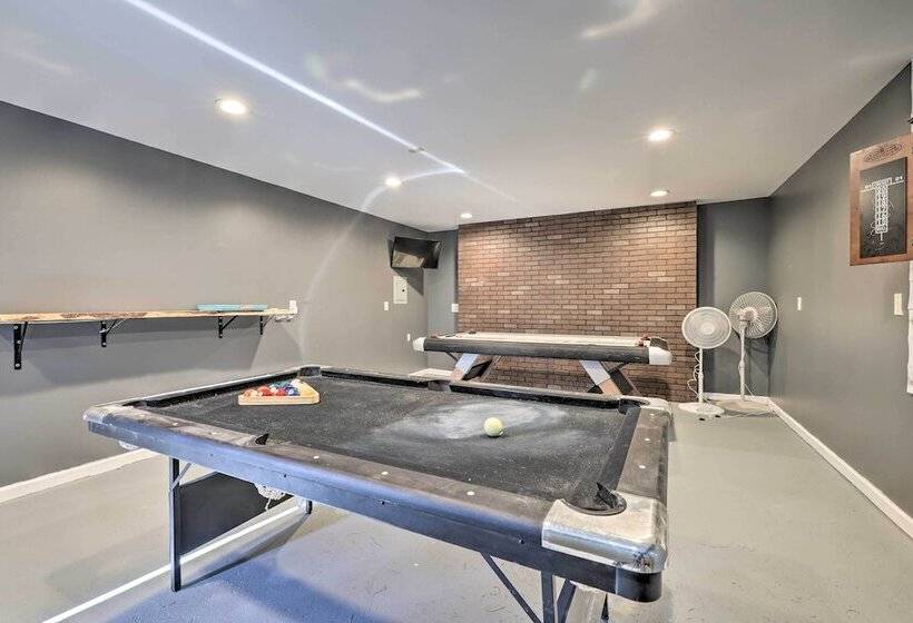 Cozy Tobyhanna Retreat W/ Hot Tub & Game Room!