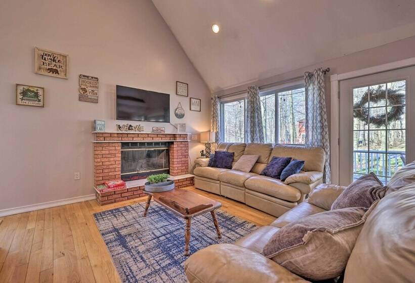 Cozy Tobyhanna Retreat W/ Hot Tub & Game Room!