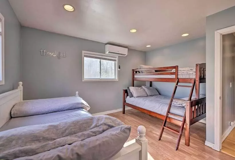 Cozy Tobyhanna Retreat W/ Hot Tub & Game Room!