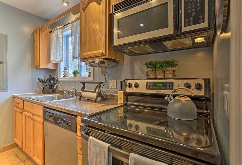 Cozy Tobyhanna Retreat W/ Hot Tub & Game Room!