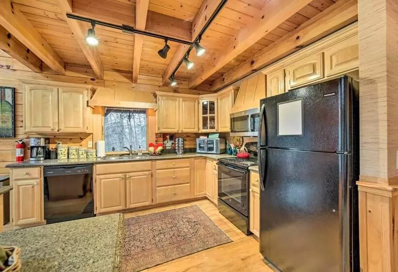 Walk To Golfing: Grand Maggie Valley Cabin!