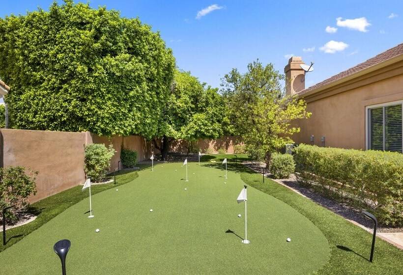 Luxury Mesa Desert Oasis: Private Pool & Golf