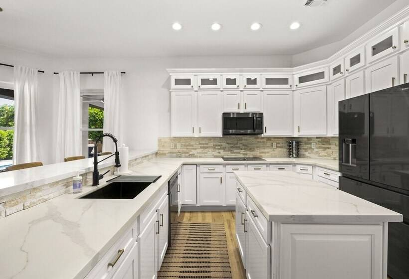 Luxury Mesa Desert Oasis: Private Pool & Golf