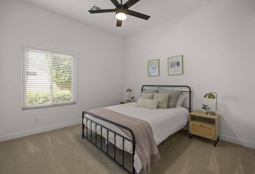 Luxury Mesa Desert Oasis: Private Pool & Golf