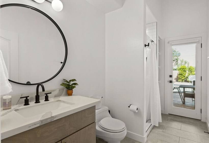 Luxury Mesa Desert Oasis: Private Pool & Golf