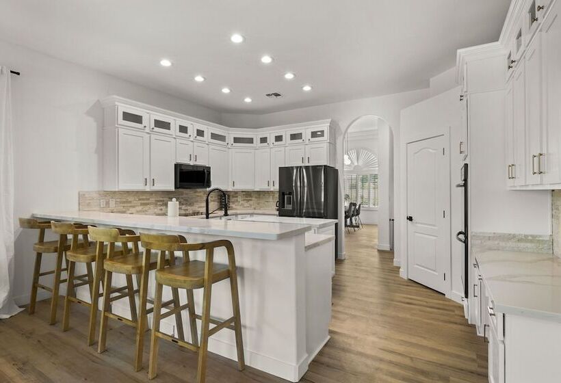 Luxury Mesa Desert Oasis: Private Pool & Golf