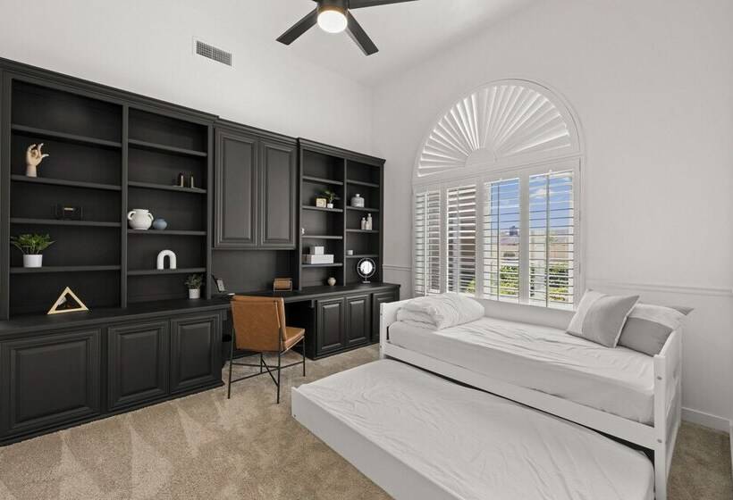 Luxury Mesa Desert Oasis: Private Pool & Golf