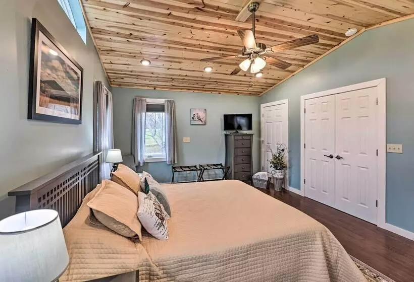 Modern Marlinton Home W/ Hot Tub & Mtn Views!