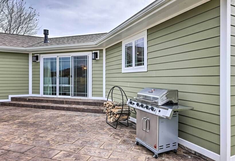 Modern Marlinton Home W/ Hot Tub & Mtn Views!