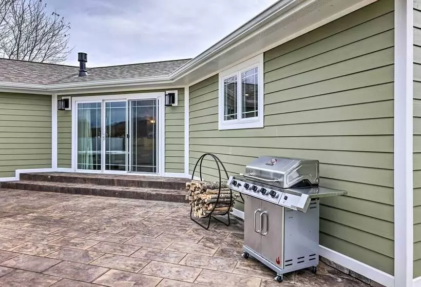Modern Marlinton Home W/ Hot Tub & Mtn Views!