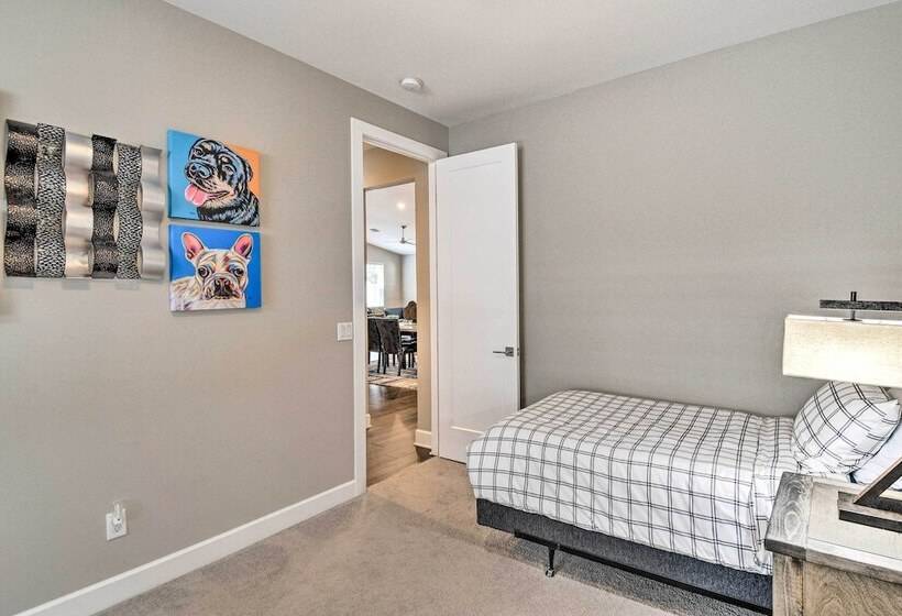 Modern Phoenix Home W/ Covered Patio + Grill!