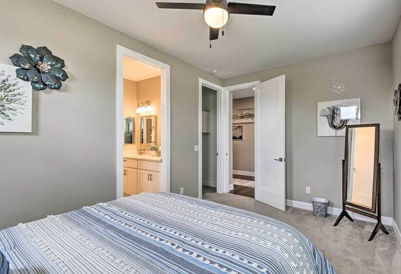 Modern Phoenix Home W/ Covered Patio + Grill!