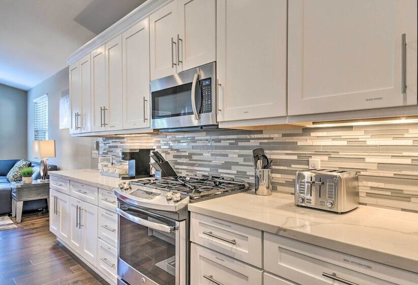 Modern Phoenix Home W/ Covered Patio + Grill!