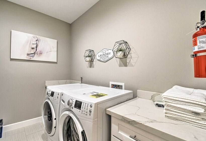 Modern Phoenix Home W/ Covered Patio + Grill!