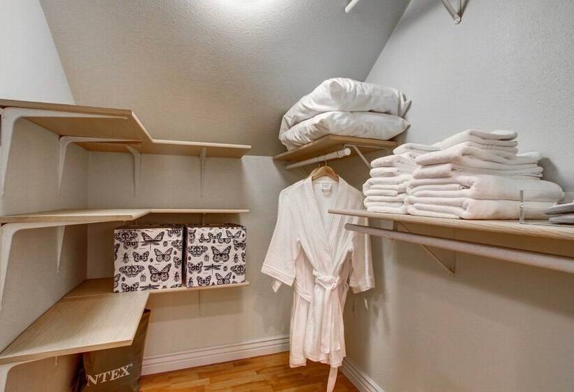 Monument Retreat   Walk To Local Dining & Shopping