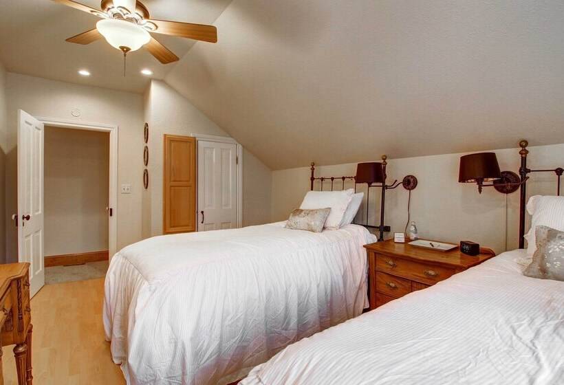 Monument Retreat   Walk To Local Dining & Shopping