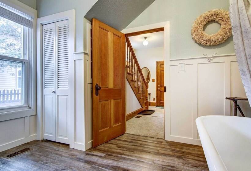 Monument Retreat   Walk To Local Dining & Shopping