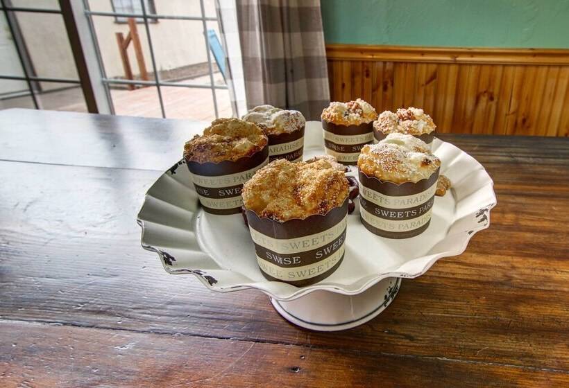 Monument Retreat   Walk To Local Dining & Shopping