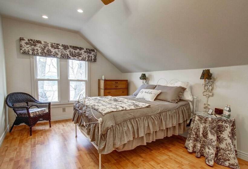 Monument Retreat   Walk To Local Dining & Shopping