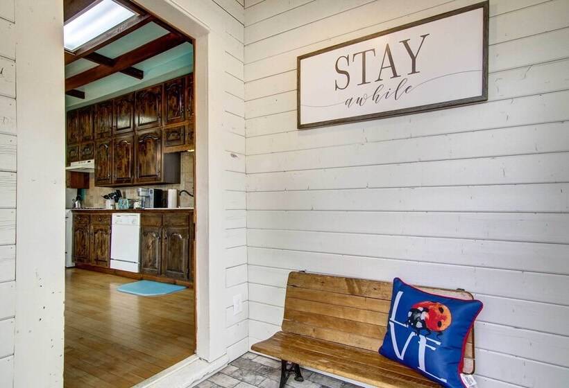 Monument Retreat   Walk To Local Dining & Shopping