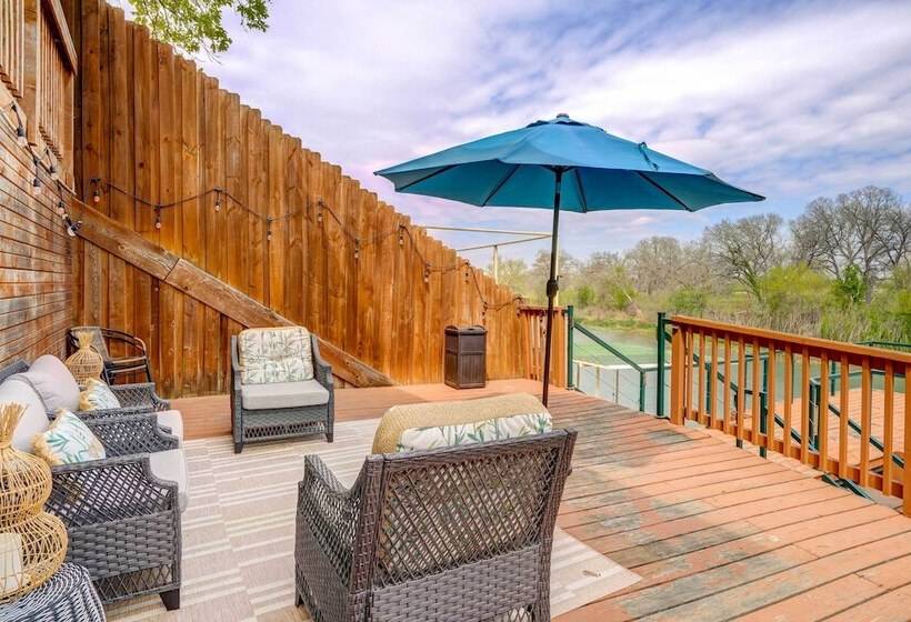 New Braunfels Retreat: Relax At  The Hideout