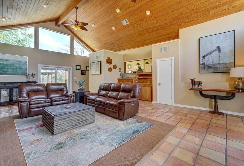 New Braunfels Retreat: Relax At  The Hideout