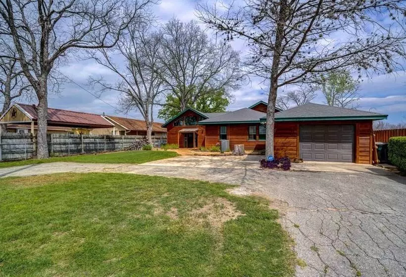 New Braunfels Retreat: Relax At  The Hideout